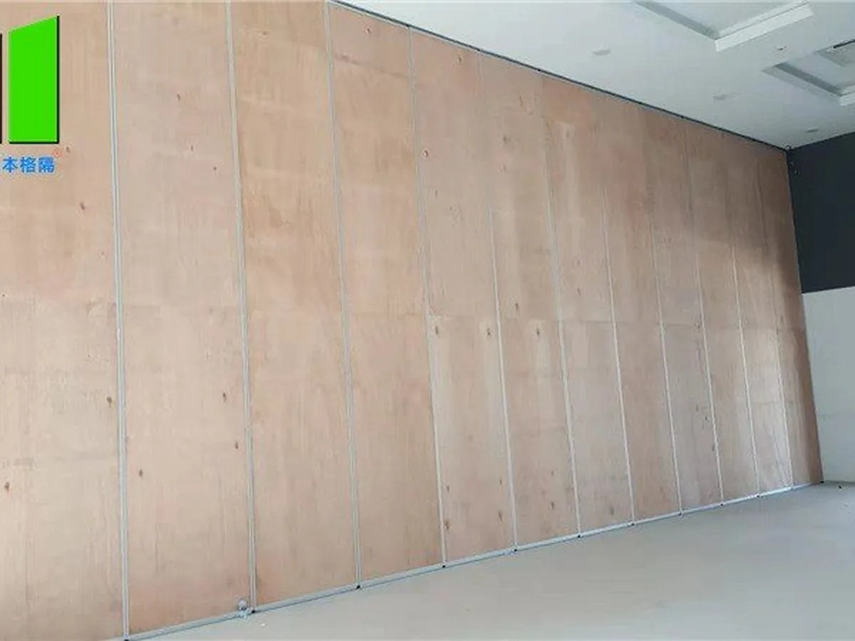 Operable wall system dividing a conference and banquet room