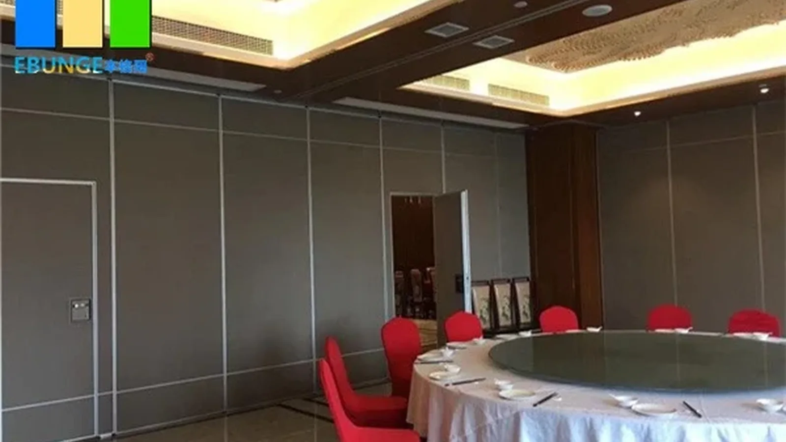 EBUNGE movable partition wall in a healthcare training room