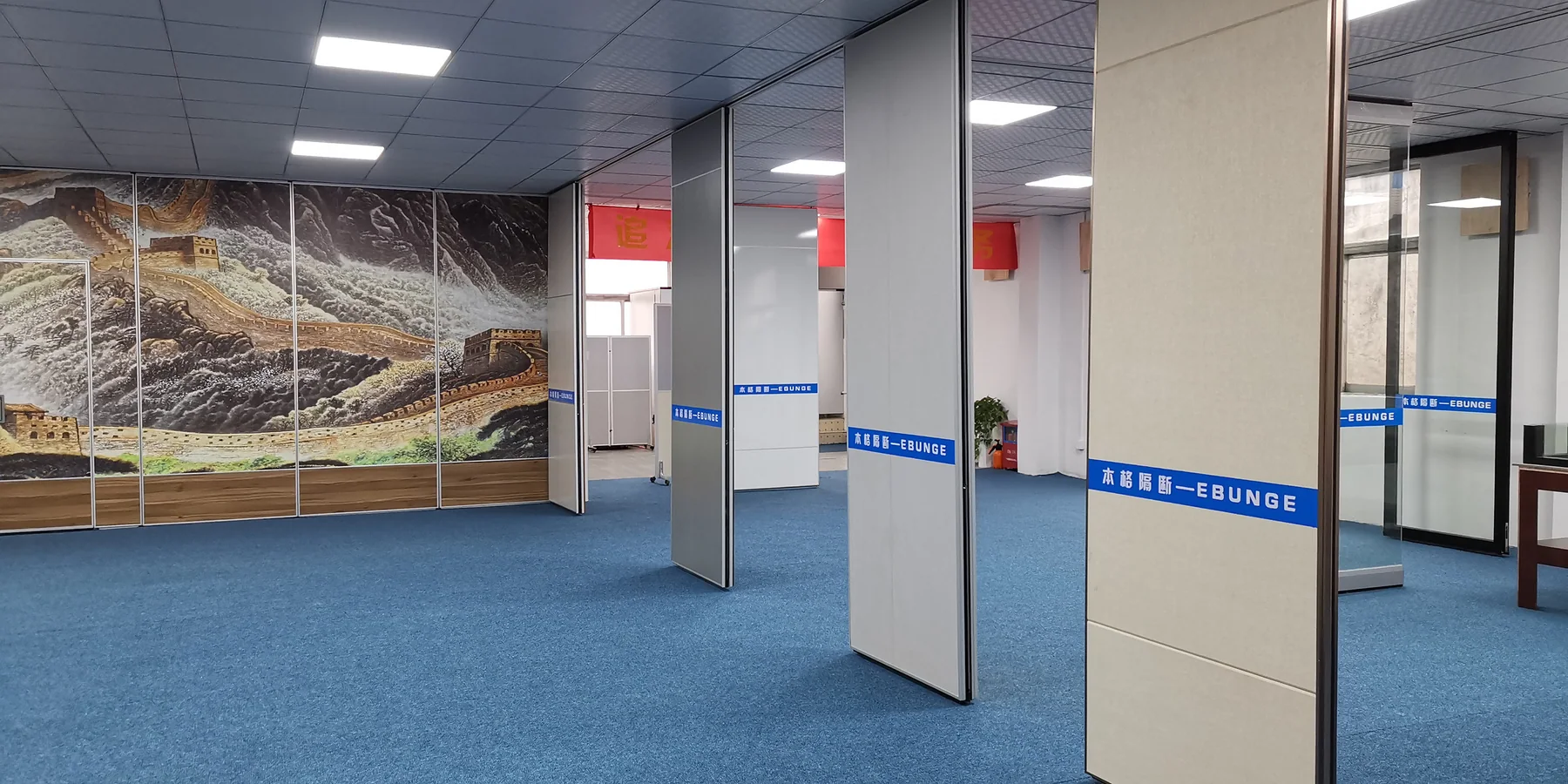 EBUNGE showroom displaying movable partition wall systems