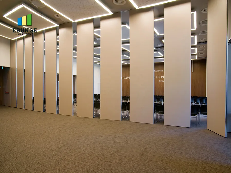 Movable partition wall for school and training rooms