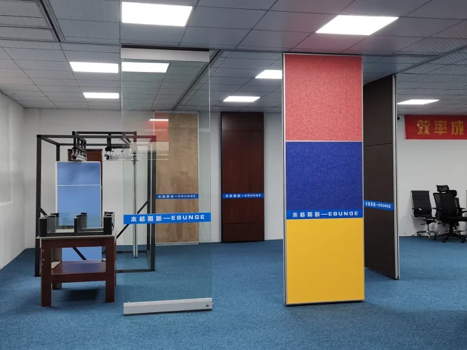 EBUNGE showroom with partition finishes and track components