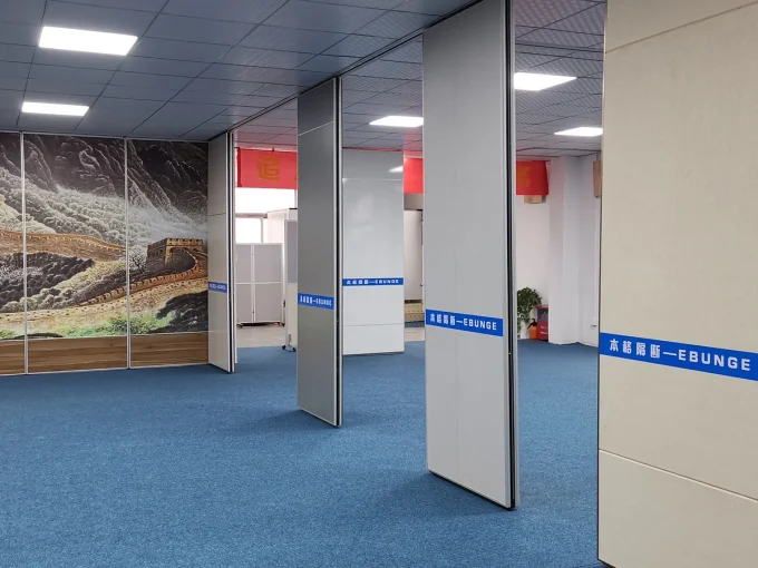 EBUNGE showroom displaying movable partition wall systems